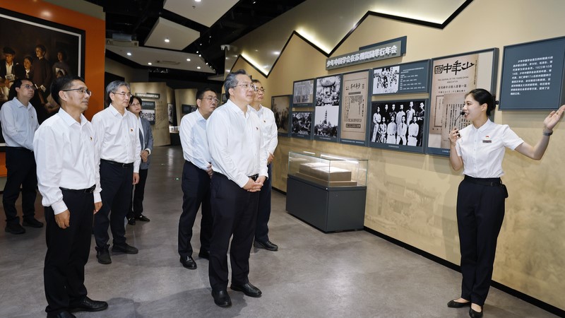 市委理论学习中心组进行集体学习 范波主持并讲话