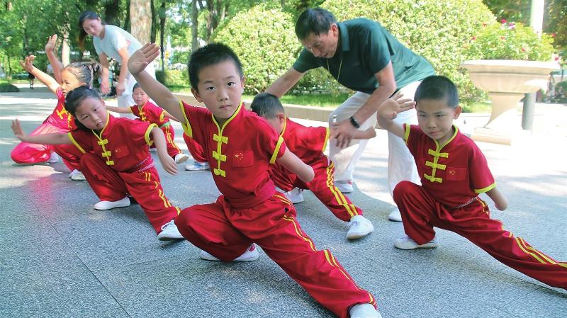 孩子们在苏州公园接受武术训练