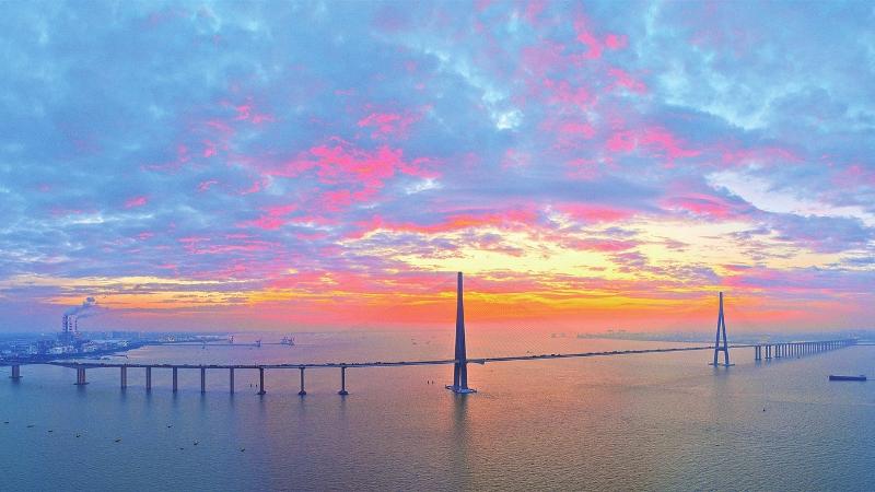 苏通大桥上空晚霞绚烂