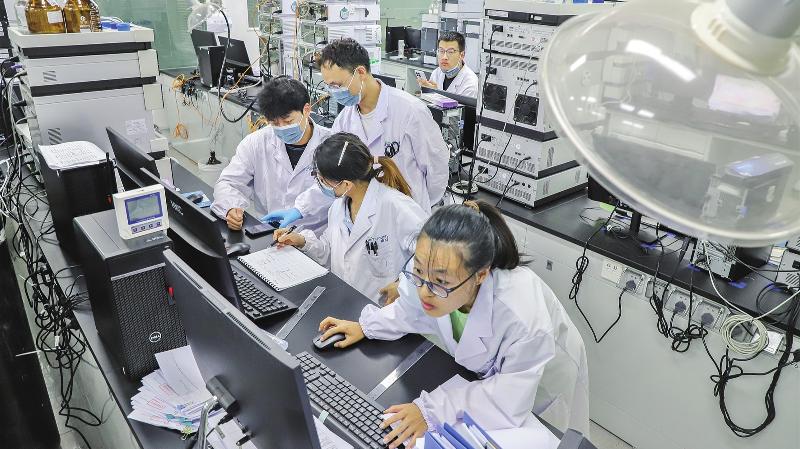实验室科研人员研发新药