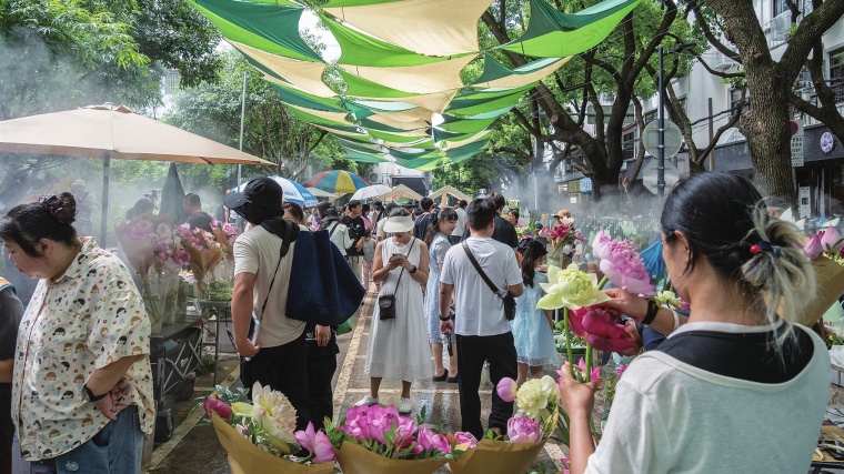 白塔公园荷花市集迎来客流高峰