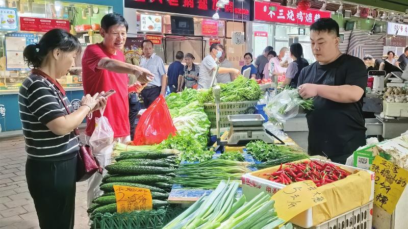 菜场摊位上各类时蔬充足
