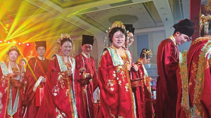 50对新人集体许下爱的誓言