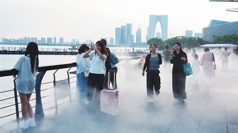 市民游客在滨水空间消暑观景