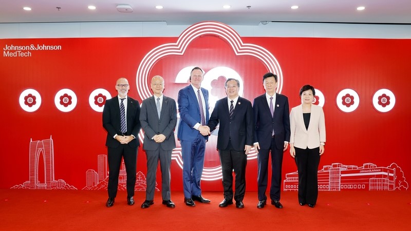 范波会见强生执行副总裁史明德一行，共同出席强生苏州20周年活动