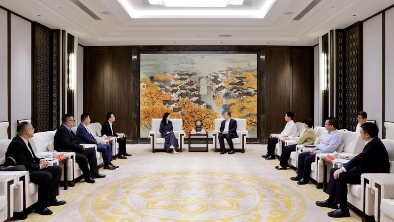 范波会见沃尔玛中国总裁朱晓静一行