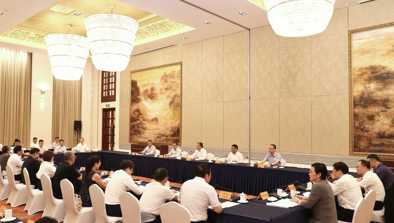 苏州召开政企恳谈会暨上市公司座谈会 范波主持 王维出席